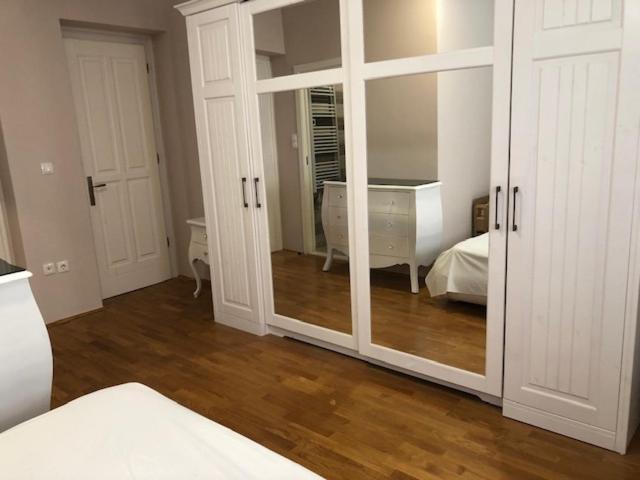 Bedroom With Bathroom Shower Split Zewnętrze zdjęcie