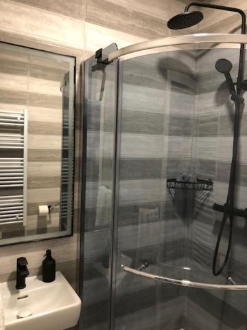 Bedroom With Bathroom Shower Split Zewnętrze zdjęcie