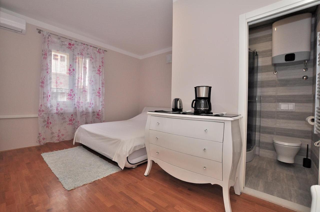 Bedroom With Bathroom Shower Split Zewnętrze zdjęcie