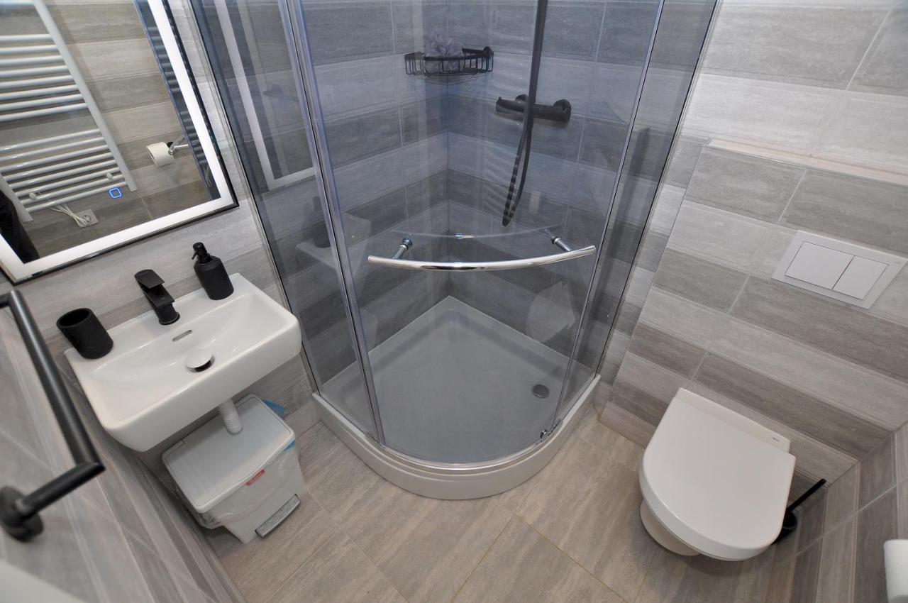 Bedroom With Bathroom Shower Split Zewnętrze zdjęcie